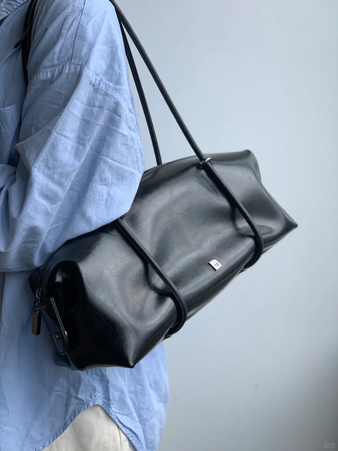High-end Textured Boston Bag With A Large Capacity